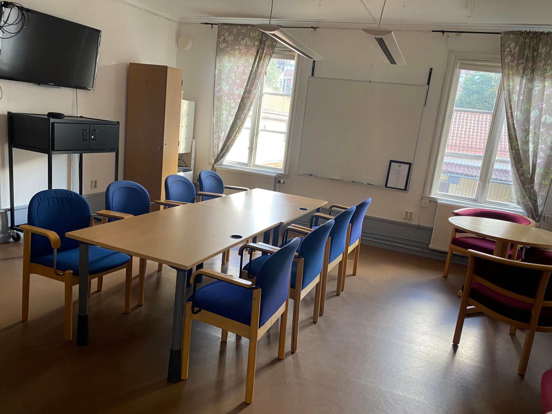 Lillys rum – ljust mötesrum med bord, stolar och whiteboard