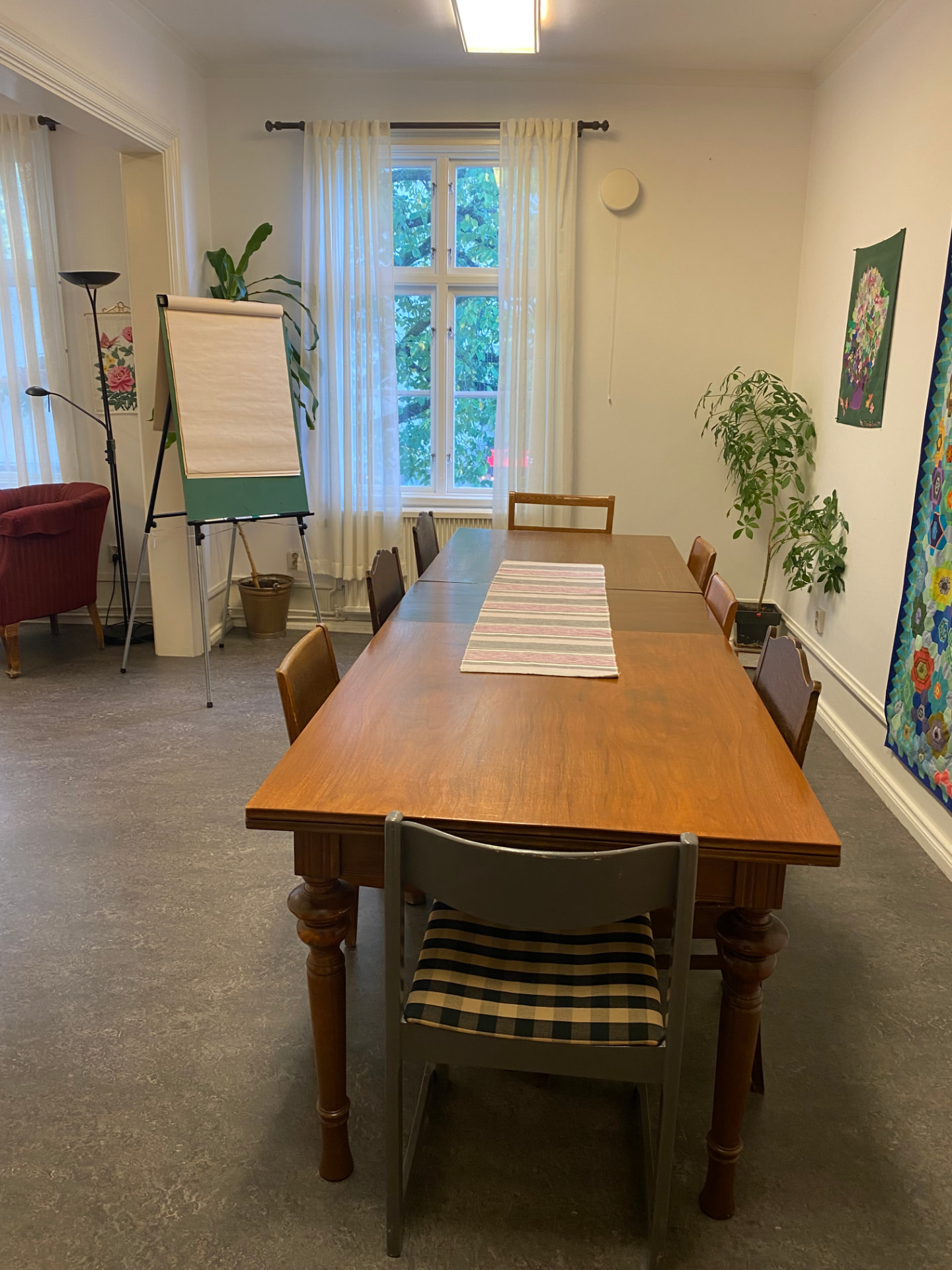 Mjuka rummet – hemtrevligt sällskapsrum med fåtöljer och soffbord