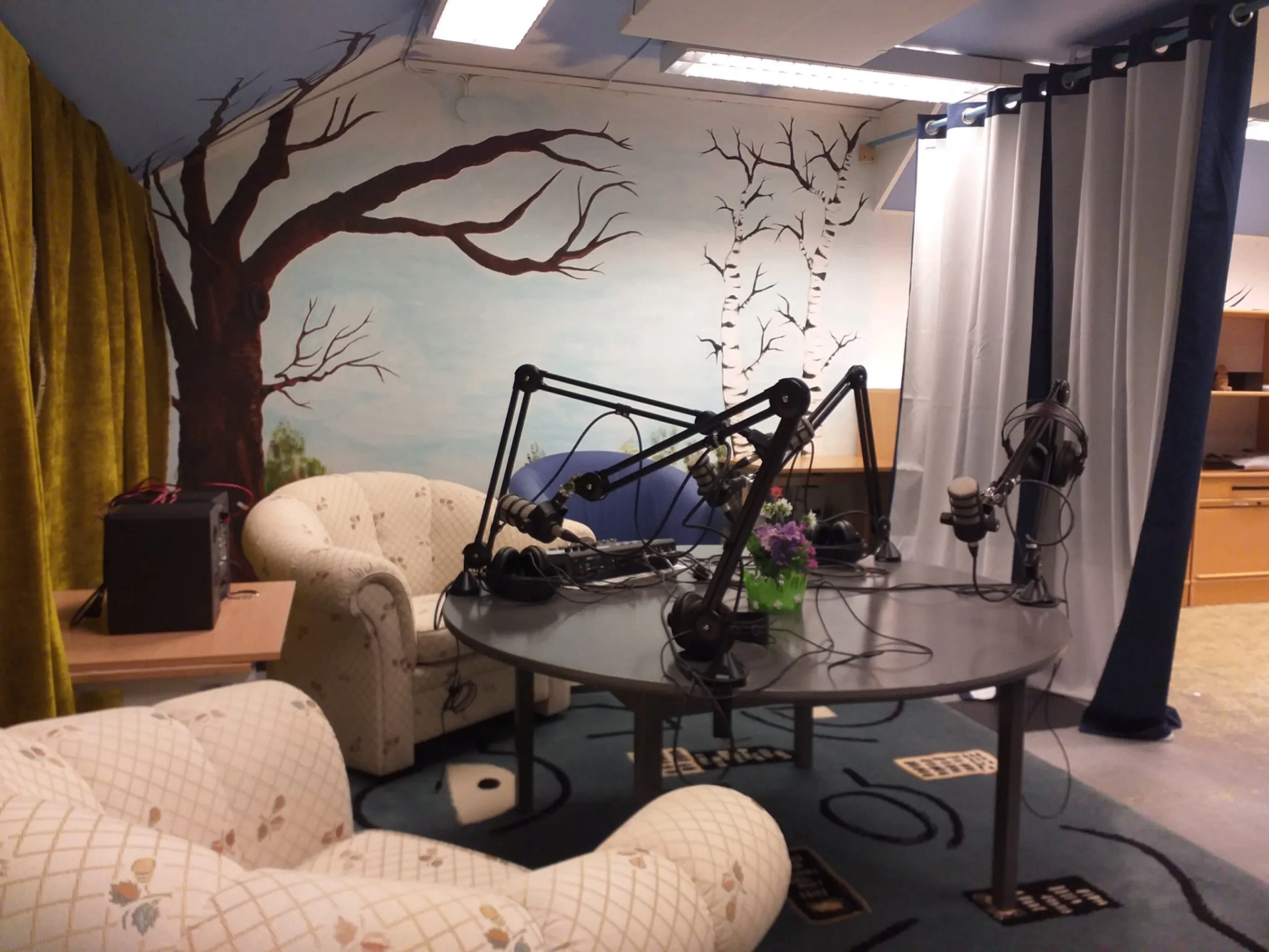 Inspelningsstudio med mixerbord och RØDE-mikrofoner