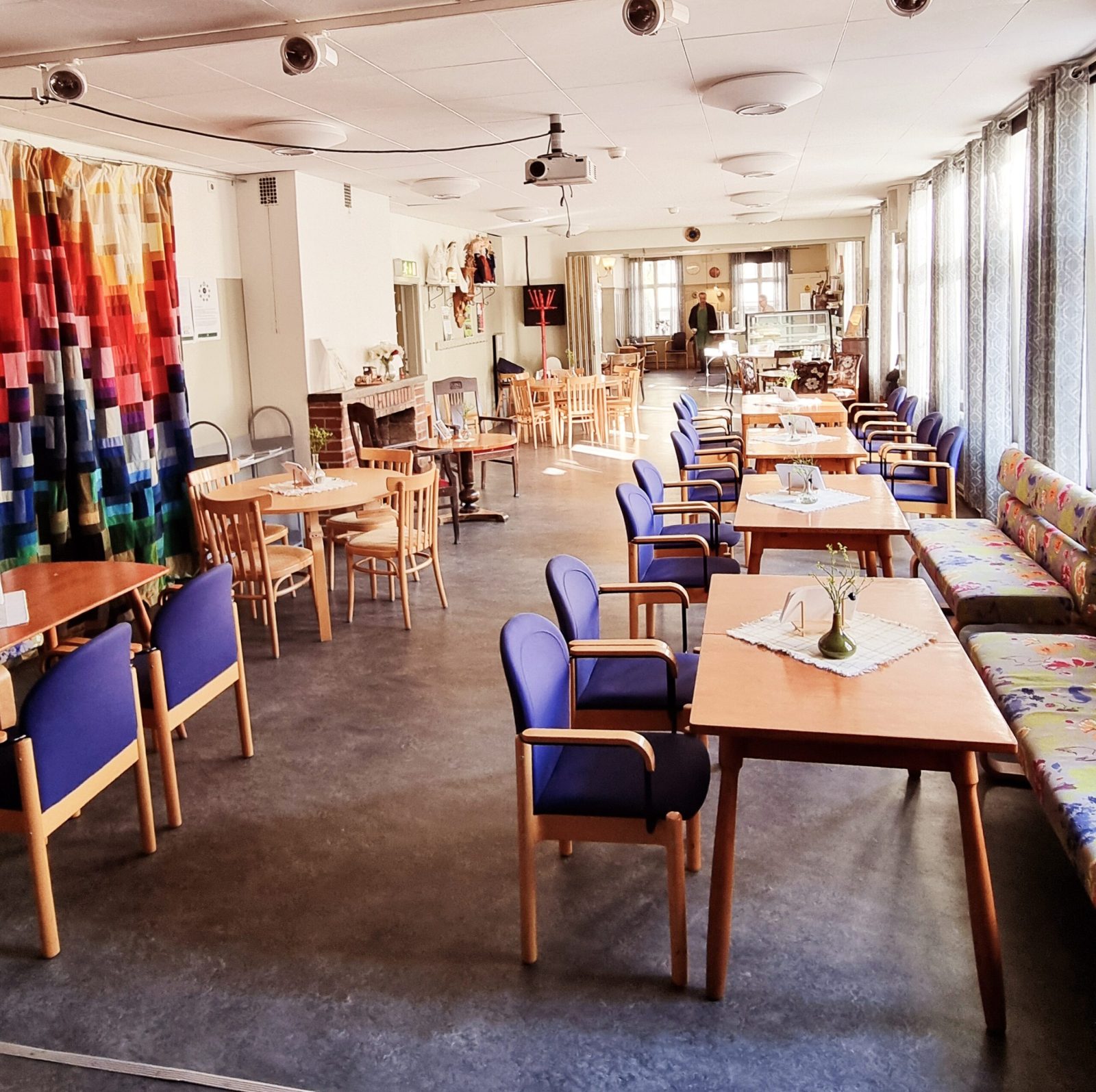 Café Hemgården med cafésittning och liten scen
