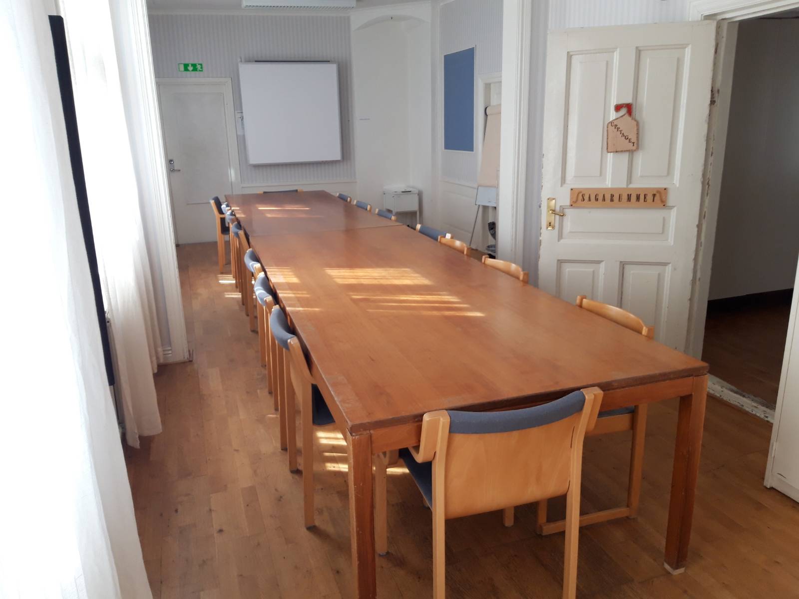 Sagarummet – ljust mötesrum med runt bord